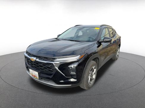 Used 2025 Chevrolet Trax LT w/ LT Convenience Package image 4