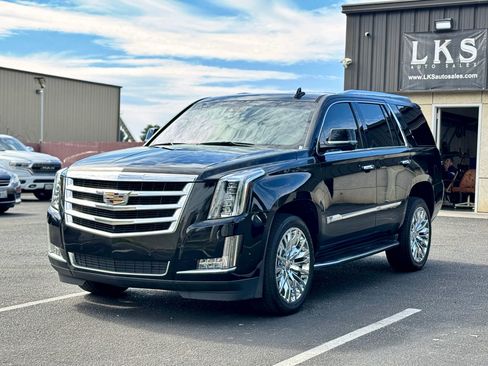 Used 2017 Cadillac Escalade Luxury image 3