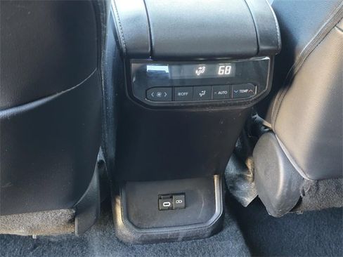 Used 2023 Toyota Highlander XLE image 12