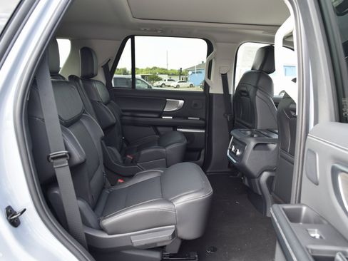 New 2025 Ford Expedition Platinum w/ Driver's Package image 24