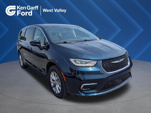 Used 2023 Chrysler Pacifica Touring-L AWD/4WD image 1