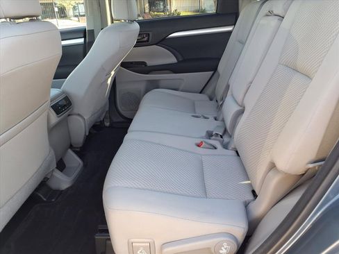 Used 2017 Toyota Highlander LE image 9