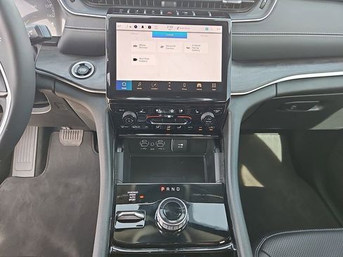 Used 2023 Jeep Grand Cherokee Limited w/ Luxury Tech Group II image 17