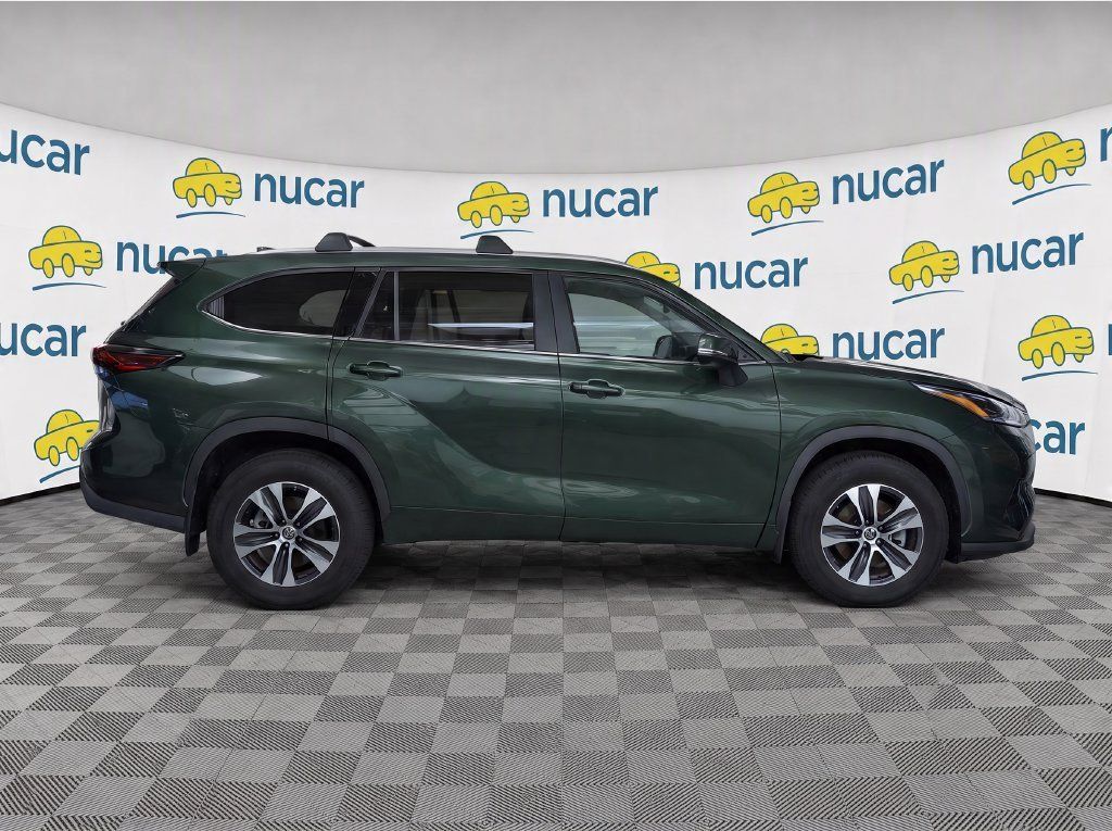 Used 2023 Toyota Highlander XLE AWD/4WD image 8