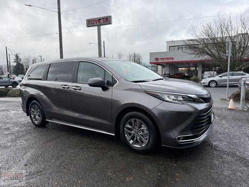 Certified 2023 Toyota Sienna XLE image 1