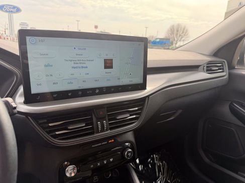 Used 2025 Ford Escape SE image 18