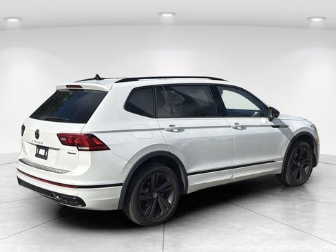 Used 2024 Volkswagen Tiguan SE R-Line AWD/4WD image 4