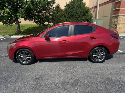 Used 2019 Toyota Yaris LE FWD image 2