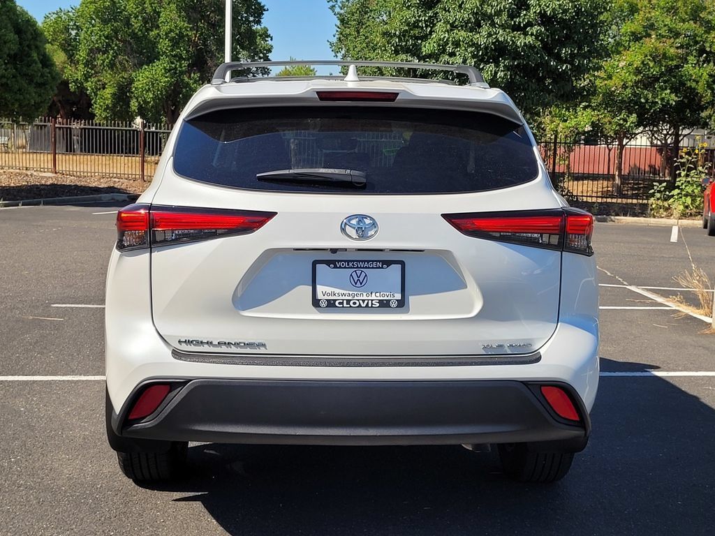 Used 2022 Toyota Highlander XLE AWD/4WD image 7