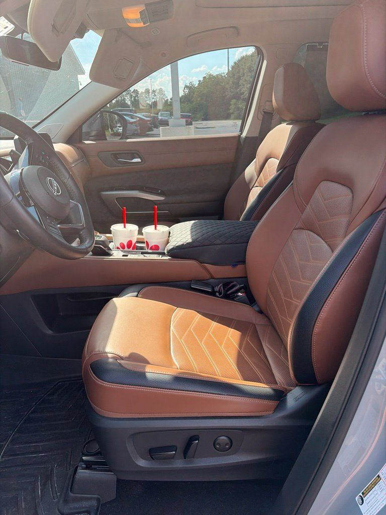 Certified 2025 Nissan Pathfinder Platinum FWD image 1