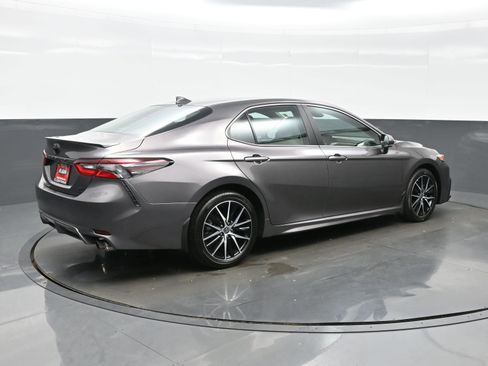 Used 2024 Toyota Camry SE image 6