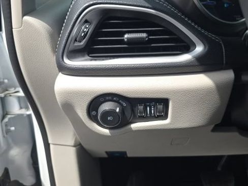 Used 2024 Chrysler Pacifica Limited FWD image 14