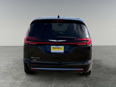 New 2026 Chrysler Pacifica Select image 4