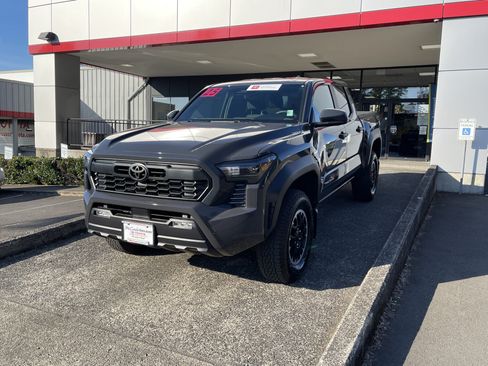 Certified 2025 Toyota Tacoma TRD Off-Road AWD/4WD image 3