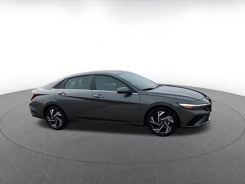 Used 2025 Hyundai Elantra Limited image 2