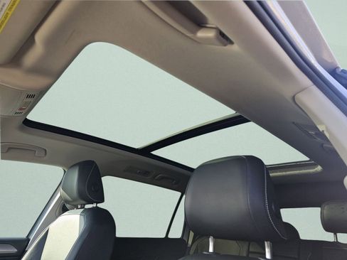 Used 2022 Volkswagen Tiguan SE image 8