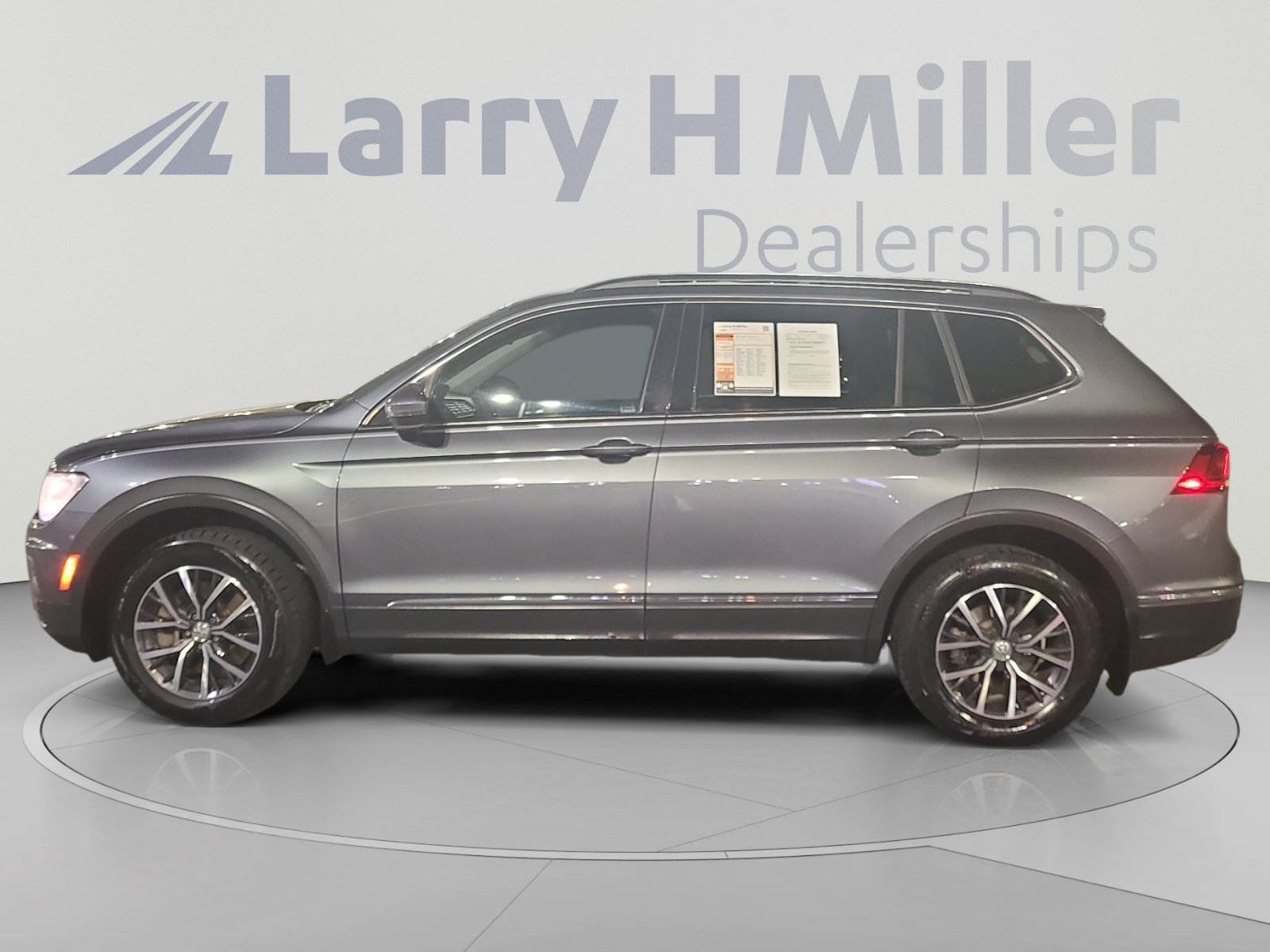 Used 2020 Volkswagen Tiguan SE FWD image 2