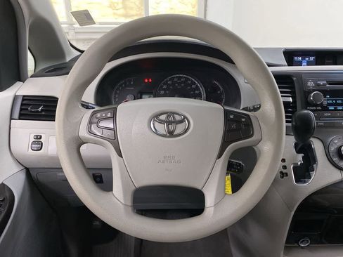 Used 2012 Toyota Sienna LE image 19