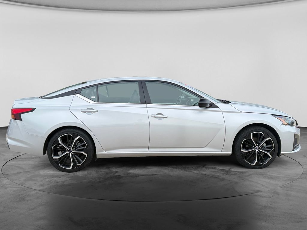 Used 2024 Nissan Altima 2.5 SR FWD image 10