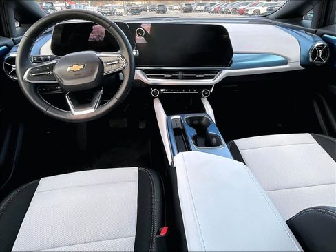 Used 2025 Chevrolet Equinox EV LT image 20