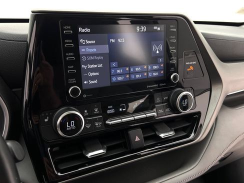Used 2021 Toyota Highlander XLE AWD/4WD image 20