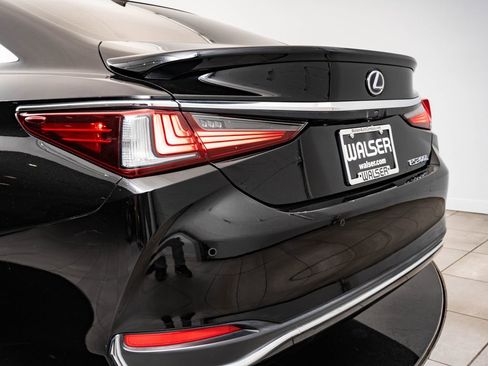 Used 2019 Lexus ES 300h FWD image 18