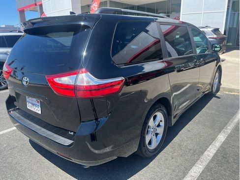 Certified 2018 Toyota Sienna LE FWD image 4