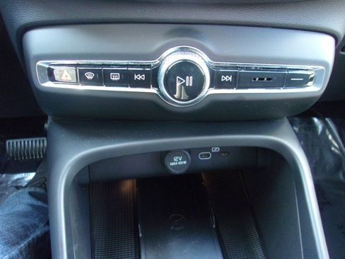 Used 2024 Volvo XC40 B5 Plus image 22