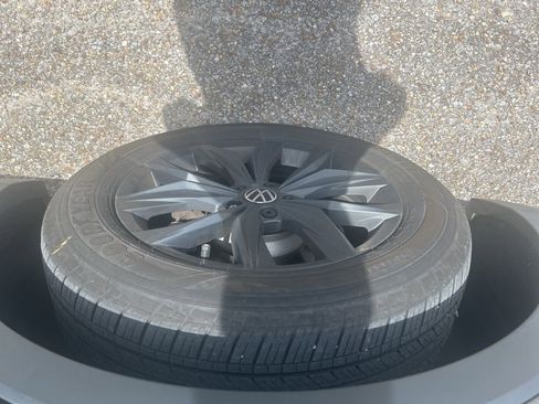 Used 2024 Volkswagen Tiguan SE FWD image 12