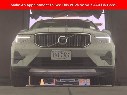Used 2025 Volvo XC40 B5 Core AWD/4WD image 2