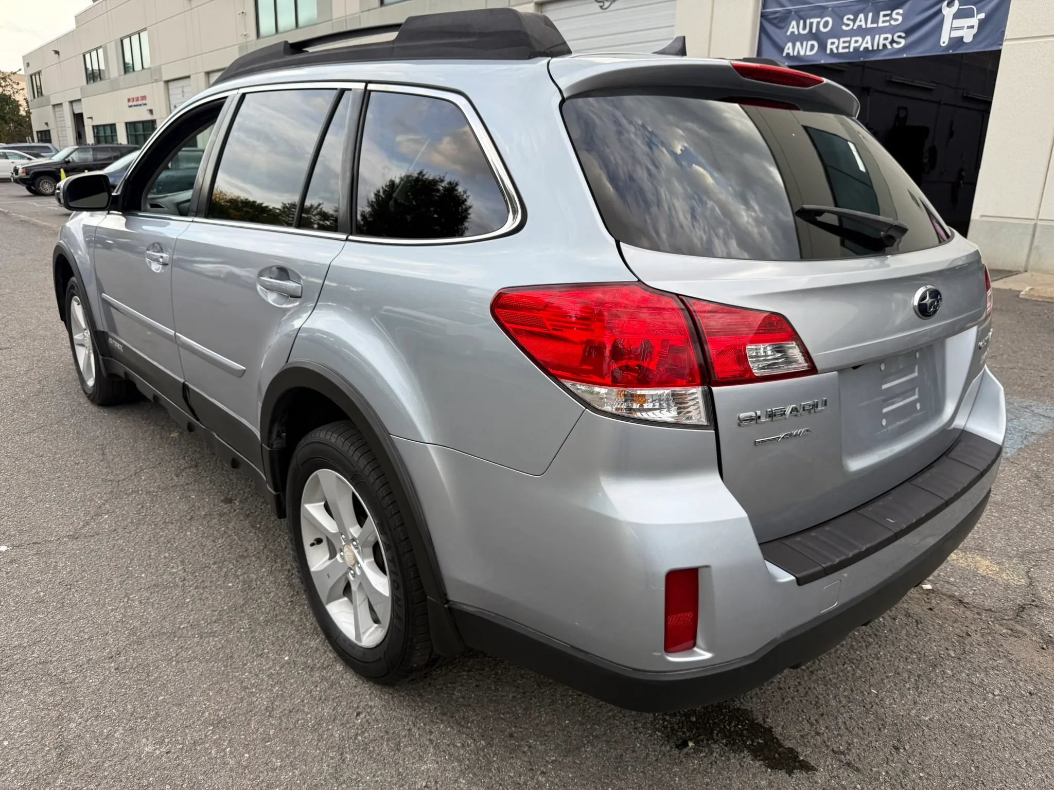 Used 2014 Subaru Outback 2.5i Premium w/ Moonroof Package AWD/4WD image 9