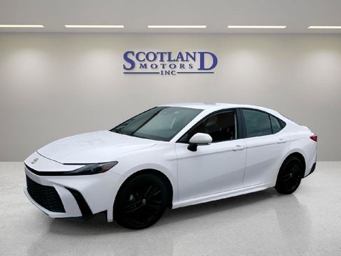 Used 2025 Toyota Camry SE FWD image 2