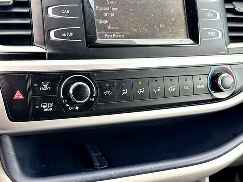 Used 2018 Toyota Highlander LE image 19