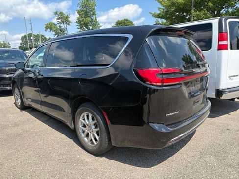 Used 2024 Chrysler Pacifica Touring-L FWD image 3