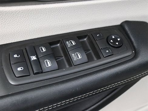 Used 2021 Chrysler Pacifica Touring-L image 4