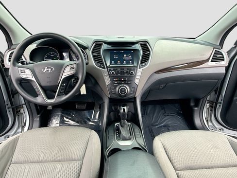 Used 2017 Hyundai Santa Fe SE image 3