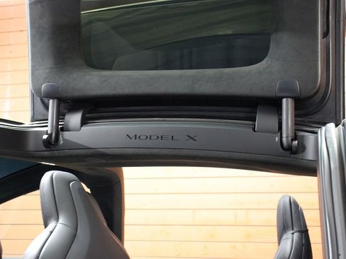 Used 2022 Tesla Model X Plaid image 18