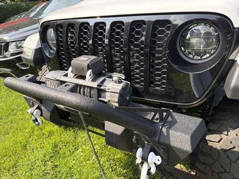 Used 2023 Jeep Gladiator Sport AWD/4WD image 3