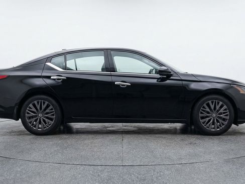 Used 2025 Nissan Altima 2.5 SV FWD image 11