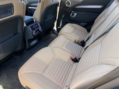 New 2025 Land Rover Discovery Dynamic SE image 16