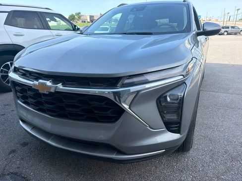 Used 2025 Chevrolet Trax LT FWD image 3