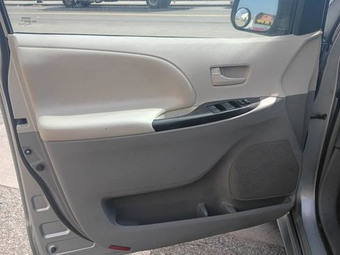 Used 2014 Toyota Sienna LE image 21