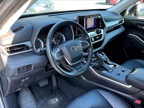 Certified 2023 Toyota Highlander XLE image 17