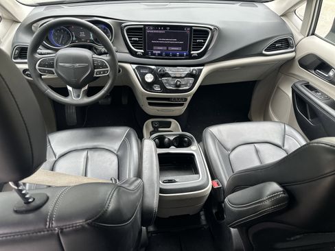 Used 2023 Chrysler Pacifica Touring-L FWD image 20