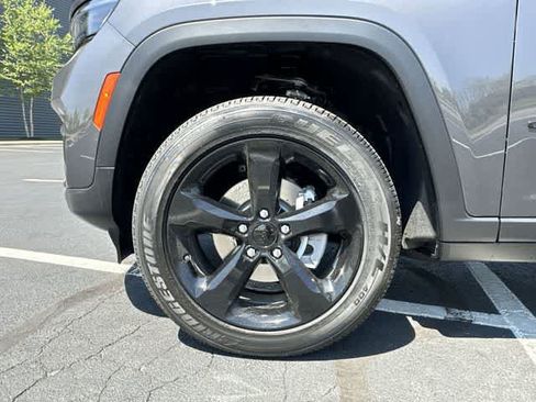 Used 2023 Jeep Grand Cherokee Altitude AWD/4WD image 10