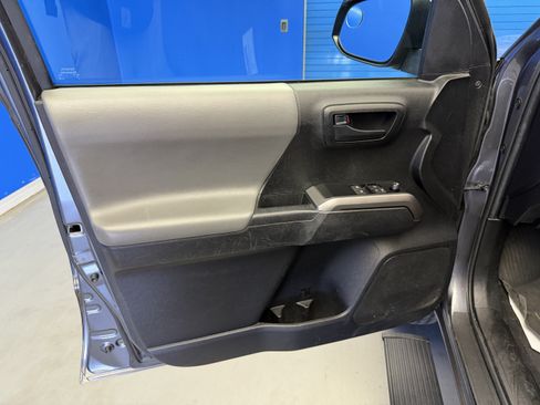 Used 2021 Toyota Tacoma SR5 AWD/4WD image 9