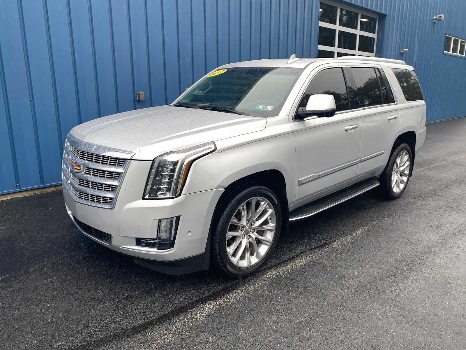 Used 2017 Cadillac Escalade Luxury AWD/4WD image 2