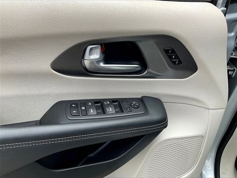Used 2024 Chrysler Pacifica Touring-L image 36