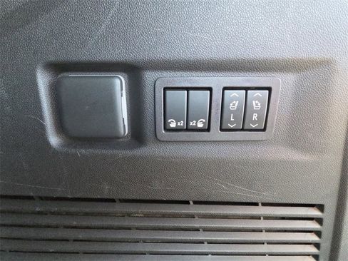 Used 2024 Chevrolet Tahoe Z71 w/ Luxury Package image 34