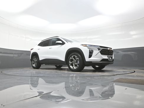 Used 2024 Chevrolet Trax LT w/ Driver Confidence Package image 9